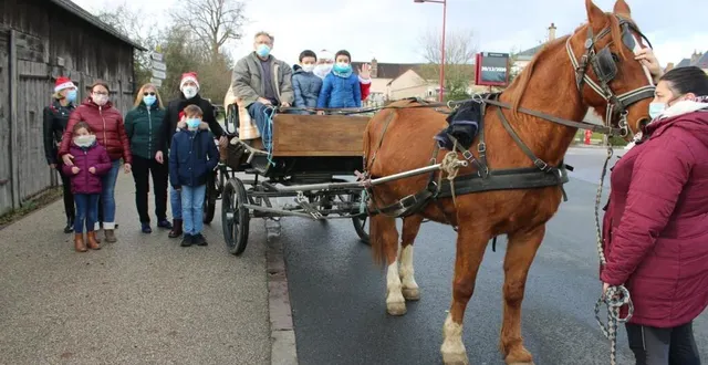 photo dans la calèche, le père noël a été adulé par les enfants. &copy; ouest-france