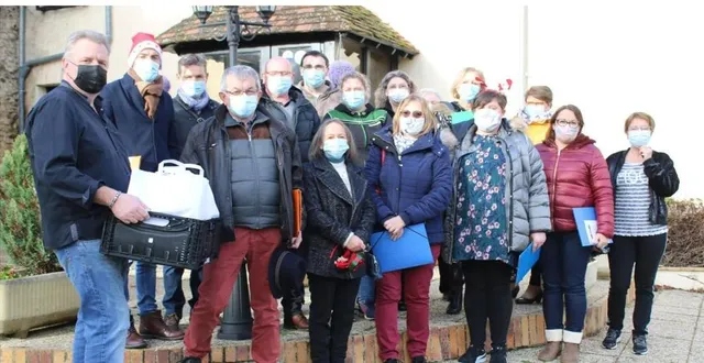 photo à la remise des barquettes de repas, xavier frénot, restaurateur, jean-denis guibert, maire, et les bénévoles qui ont pris livraison pour le portage. &copy; le maine libre