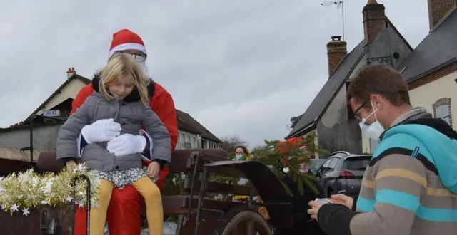 photo déambulation dans le centre du bourg. &copy; le maine libre