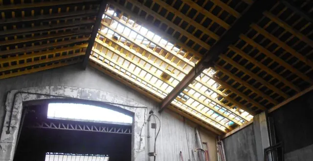 photo la charpente en bois est également refaite sur les bâtiments annexes. &copy; ouest-france