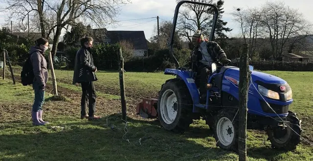 photo mariette petitjean, chargée de mission bocage au parc naturel régional normandie-maine, et nathalie guillemin, propriétaire, assistent à la préparation des sols préalable à la plantation des haies. &copy; ouest-france