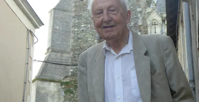 photo michel nouaille-degorce devant l’église rochefortaise, dont l’histoire le passionnait. &copy; ouest-france