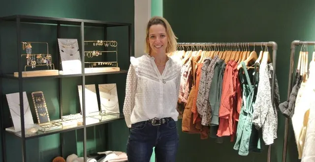 photo julie de pandis devant le coin bijoux et la nouvelle collection ma fille & moi. &copy; le maine libre