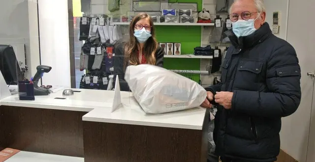 photo aurélie foucault, vendeuse pour terre d’hommes et un client, michel bouglé, venu faire le plein pendant la liquidation. &copy; le maine libre