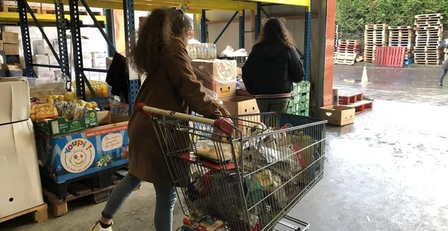 photo de jeunes bénévoles du secours populaire d’argentan remplissent un chariot de noël. &copy; ouest-france