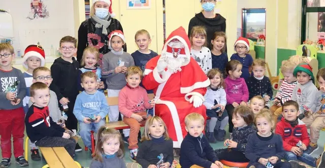 photo le dernier jour d’école, le père noëlest passé à l’école. &copy; le maine libre