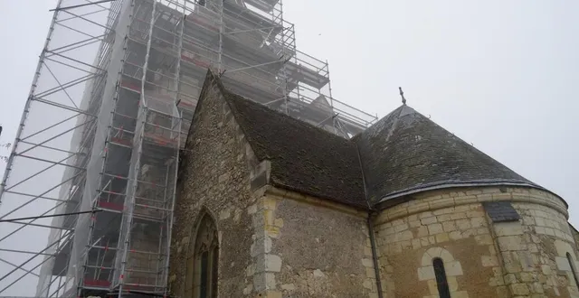 photo le clocher de l’église saint-julien est déjà bardé d’échafaudages. &copy; le maine libre
