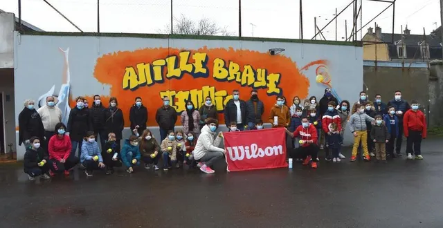 photo des balles dédicacées par hugo gaston, un noël pas comme les autres. &copy; le maine libre