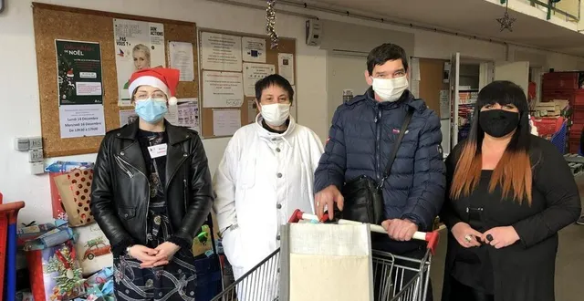 photo danièle et pascal, entourés par des bénévoles du secours populaire, se réjouissent de pouvoir passer un beau réveillon. &copy; ouest-france