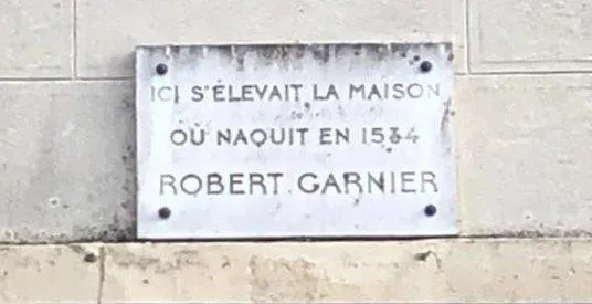 photo une plaque indique l’endoit où est né robert garnier. &copy; le maine libre