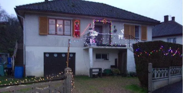 photo les décorations de noël, symbole de renouveau et espoir. &copy; le maine libre
