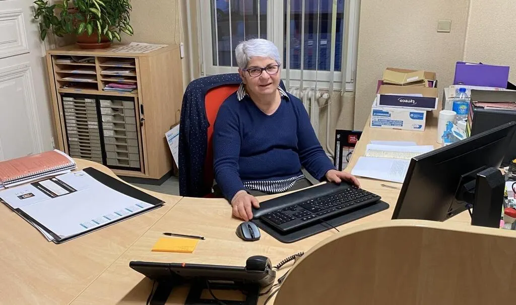 MarolleslesBraults. Annie Mesnard, secrétaire de mairie,