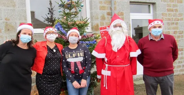 photo de gauche à droite : christelle delayre, conseillère, joëlle bisson, deuxièmeadjointe, élodie duchemin, conseillère, claude couprit, premier adjoint et eugène chatel, maire, qui ont distribué dimanche après-midi à la salle communale un jouet et des friandises aux trente-trois enfants de la commune, soit vingt et une familles. &copy; ouest-france