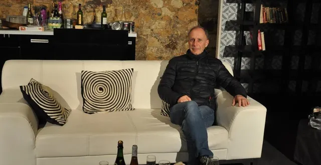 photo philippe corbé dans le décor d' « effets secondaires ». &copy; photo le maine libre