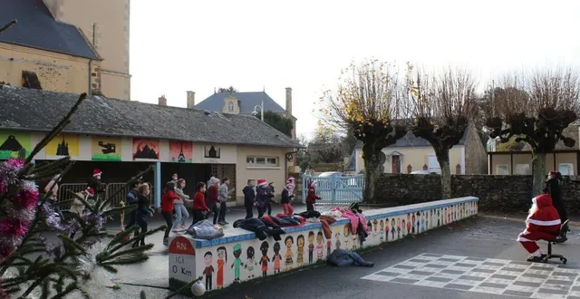 photo les élèves les plus grands avaient préparé une chorégraphie pour la visite du père noël. &copy; le maine libre