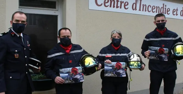 photo le capitaine david chollet (à g.) accompagné de quelques pompiers présentant le calendrier 2021. &copy; le maine libre