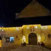 photo l’église illuminée pour les fêtes.