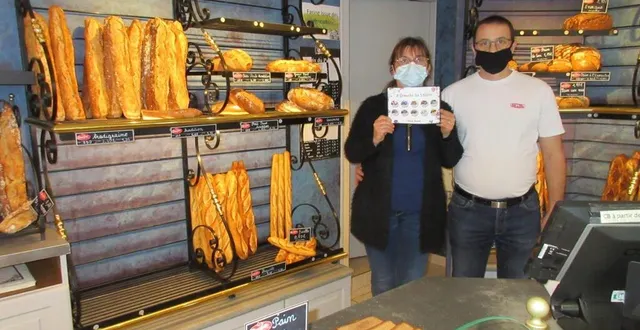photo isabelle et jean-pierre becaert présentent les dix fèves « sapeurs-pompiers ». &copy; ouest-france