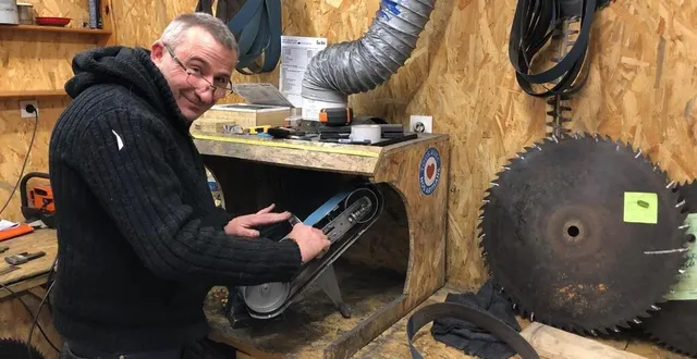 photo olivier billaud affûte toutes sortes de couteaux, scies et autres outils tranchants. &copy; le maine libre