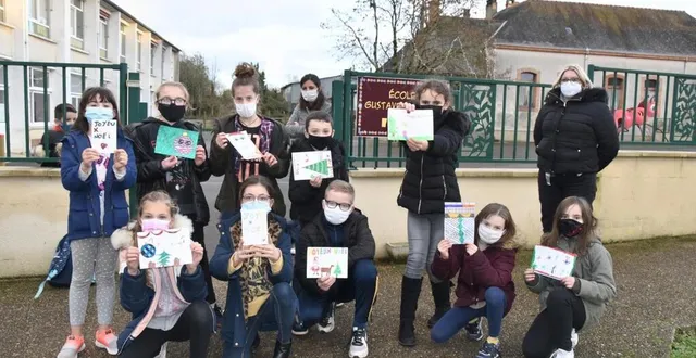 photo au dernier jour d’école, un groupe d’élèves a donné ses dessins à johanna pour qu’elle les porte au repasde noël des sdf de dimanche dernier. &copy; le maine libre