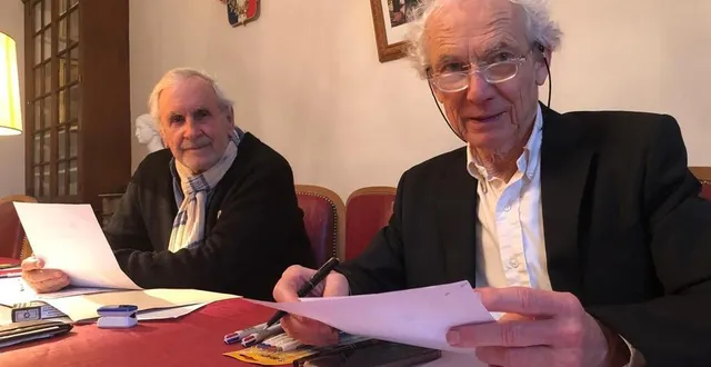photo patrice laffont (à gauche) et bernard bouvet ont départagé les meilleurs textes reçus à bellême. &copy; ouest-france