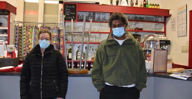 photo anita et jean-yves devant le bar qui n’accueille plus ses clients.  &copy; le maine libre