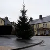 photo le sapin installé devant l’église de ciral (orne) fin novembre 2021. 