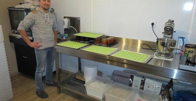 photo dans le laboratoire immaculé qu’il a aménagé dans sa maison, romuald ribault s’apprête à enfourner une série de macarons. &copy; ouest-france