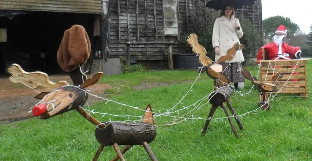 photo telle une miss france prête au défilé avec le père noël, laurine pose ici près du traîneau réalisé par un habitant des brosses. &copy; ouest-france