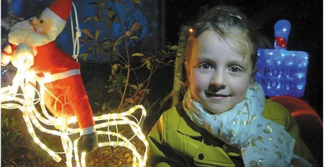 photo à maresché, ambre, 6 ans, a très tôt décoré son jardin, « comme ça le père noël va vraiment voir où (elle) habite ». &copy; le maine libre