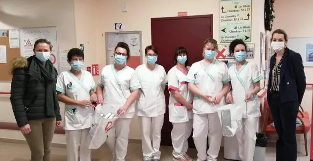 photo corinne hoorelbeke, à gauche sur la photo, s’est rendue dans les trois établissements d’hébergement pour personnes âgées dépendantes, pour remettre le fruit de son action à destination des aînés. &copy; ouest-france