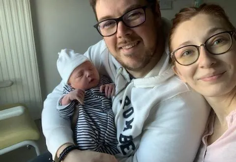 photo denis et amandine sont les heureux parents d’eliott, premier bébé de l’année 2021. &copy; photo personnelle