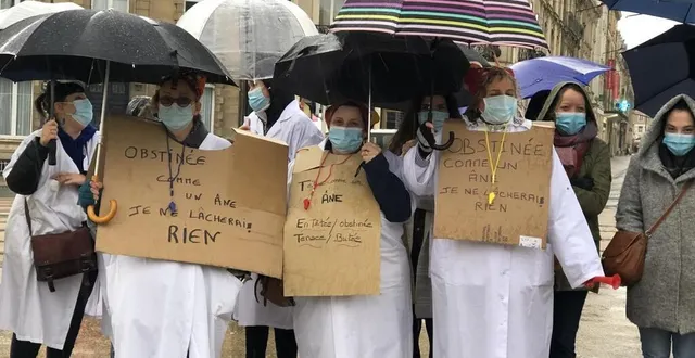 photo le mans, jeudi 3 décembre. une cinquantaine de personnels de l’epsm ont manifesté devant la préfecture de la sarthe. &copy; photo le maine libre