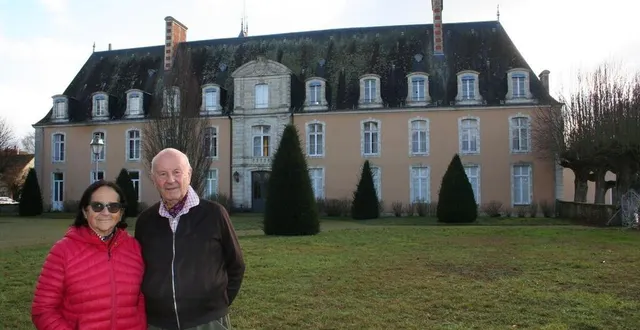 photo nicole et michel desprès sur la pelouse devant le château.  &copy; le maine libre