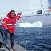 photo parmi les nombreuses aventures de maurice uguen, beaucoup ont eu lieu au pôle nord, ici devant un iceberg au groenland.