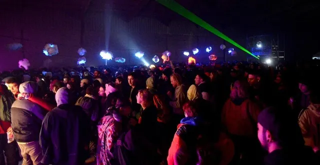 photo « on avait prévu les masques, le gel. mais après la riposte avec la police, les gens se sont dit, on en a marre, on veut montrer qu’on est là. » la distanciation a été réduite au minimum et le port du masque, pour la grande majorité, mis de côté. &copy; marc ollivier/ouest-france