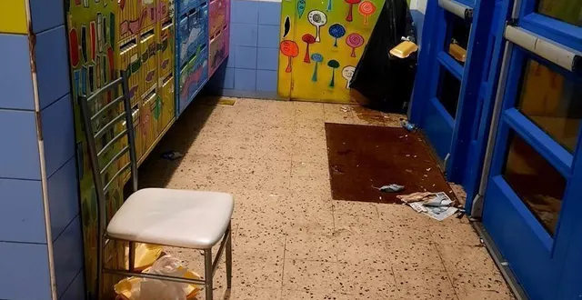 photo une chaise, destinée au vendeur, est installée en permanence dans le hall de la tour pascal, quartier de perseigne, à alençon. les déchets jonchent le sol. &copy; dr