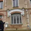 photo la maire, chantal buin, devant l’ancien bureau de poste qui hébergera la mam.