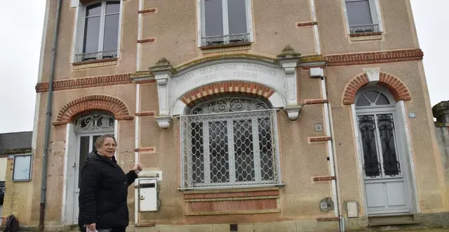 photo la maire, chantal buin, devant l’ancien bureau de poste qui hébergera la mam. &copy; le maine libre