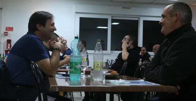 photo au chant des oiseaux à champagné (sarthe), les routiers au long cours ont retrouvé une salle de restaurant et des plats chauds pour se remettre de leur trajet. &copy; ouest-france