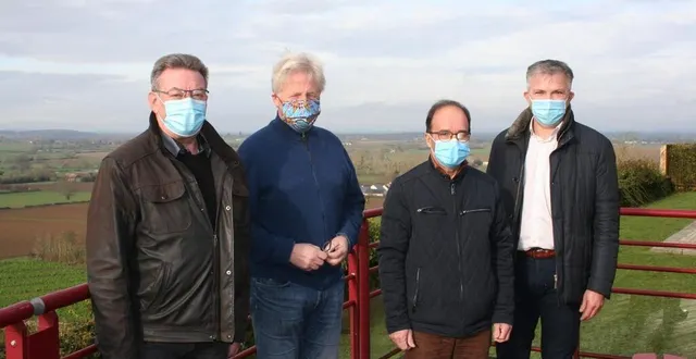 photo de gauche à droite, jean-luc suhard, maire de sainte-jamme-sur-sarthe, maurice vavasseur, maire de ballon saint-mars, alain besnier, maire de montbizot et éric bourge, vice président de la communauté de communes maine cœur de sarthe. &copy; le maine libre