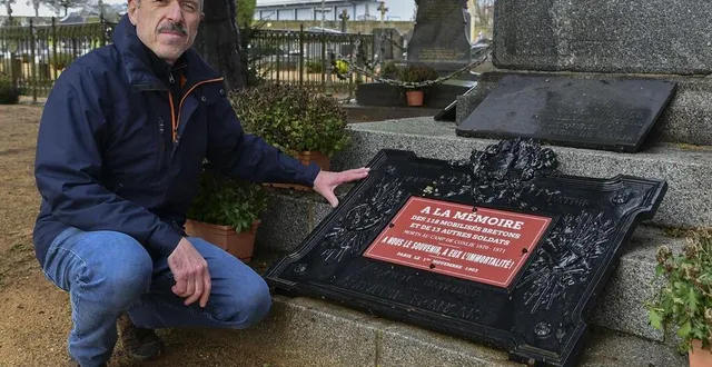 photo conlie, lundi 28 décembre 2020. laurent cargouët, ici devant le monument érigé dans le cimetière de la commune à la mémoire des bretons. &copy; photo le maine libre-yvon loue