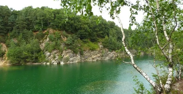 photo l’accès au « lagon bleu », une ancienne carrière en forêt domaniale de sillé, est interdit mais des jeunes s’y baignent l’été au mépris du danger. &copy; archives gendarmerie de la sarthe