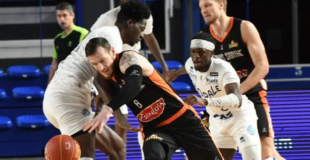 photo antoine eïto et le msb ont été chercher leur qualification pour les quarts de finale de la coupe de france au terme d’un match longtemps rugueux à roanne. &copy; photopqr/le progres/charly jurine