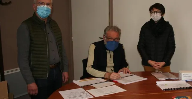 photo les trois conseillers présents à la salle du conseil ne reçoivent pas plus de deux personnes à la fois. &copy; le maine libre