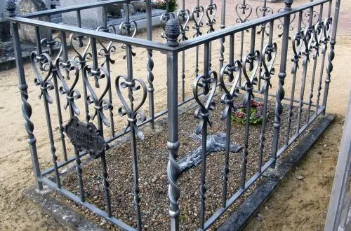 photo deux tombes « loi du 4 septembre 1873 » ont été installées au cimetière de ruaudin. &copy; le maine libre