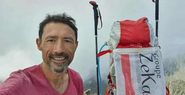photo pascal denoël fait flotter le drapeau aux couleurs de son entreprise zekat lors de chacune de ses expéditions. &copy; photo pascal denoël