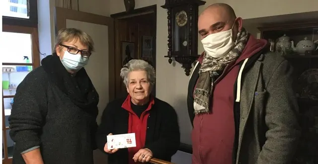 photo yvonne breton a été ravie de la visite des élus védaquais, marie-agnès cayron, adjointe au ccas, et frédéric buzance, conseiller municipal membre du ccas. &copy; ouest-france