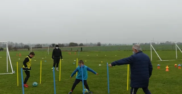 photo philippe geffroy et stéphanie goret dispensent leurs conseils aux jeunes joueurs de l’école de football lors d’un exercice de dribbles. &copy; ouest-france