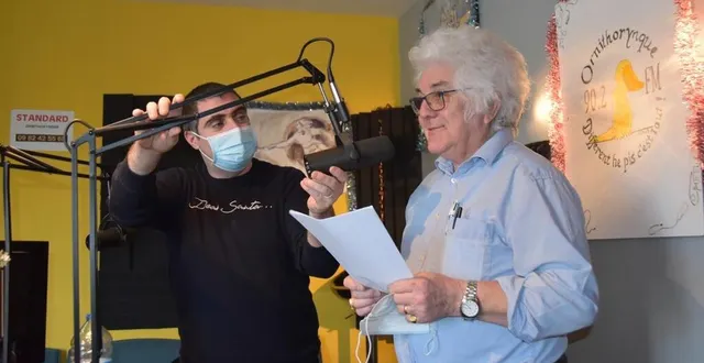 photo l’animateur teddy boivin réglant les derniers détails de l’enregistrement du discours du maire de lombron, alain grémillon. &copy; le maine libre
